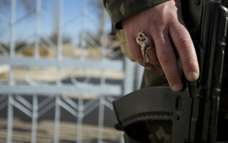 Ventetid. En ukrainsk soldat bevogter en militærbase nær Simferopol på Krim-halvøen. 