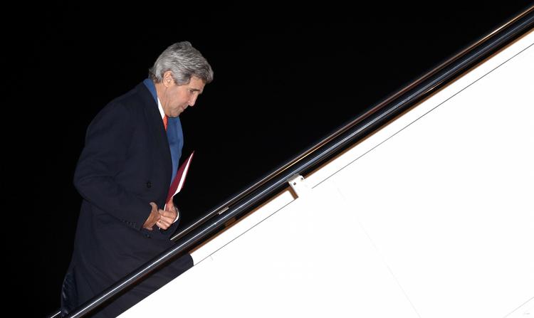 Diplomati. USA's udenrigsminister, John Kerry, steg i aftes ombord på et fly til Ukraine, hvor han i dag skal holde møder om situationen på Krim. 