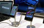 OVERFØRSEL. Hvis du synes, det er for besværligt at skifte fra iPhone til Android, så har Sony en løsning til dig. Deres nye Z1 Compact (th.) er en direkte konkurrent til iPhone (th.), og alle dine data og apps kan automatisk blive overført fra den sidste til den første. (Foto: Morten Bay) 