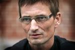 våbensmugler. Niels Holck har indrømmet, at han har deltaget i våbensmugling til oprørere i Indien, som siden uden held har krævet ham udleveret til retsforfølgelse. 