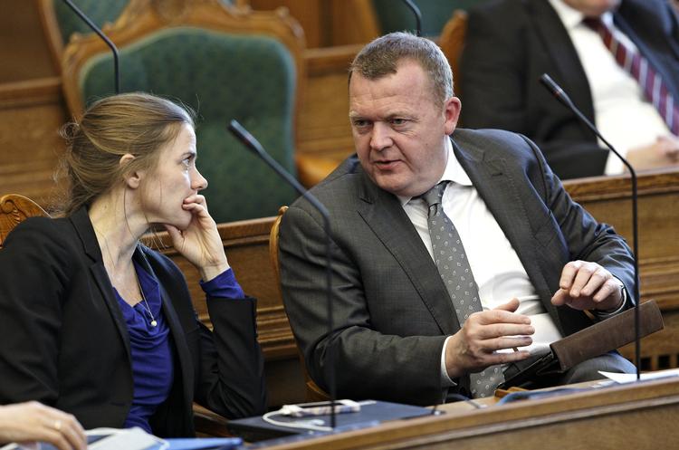 Ydelser. Ellen Trane Nørby (V) og Venstres formand Lars Løkke Rasmussen under Folketinget spørgetime. Nu lægger skatteministeriet nye tal frem på blå blok forslag om at ændre børnechecken til et skattefradrag. 