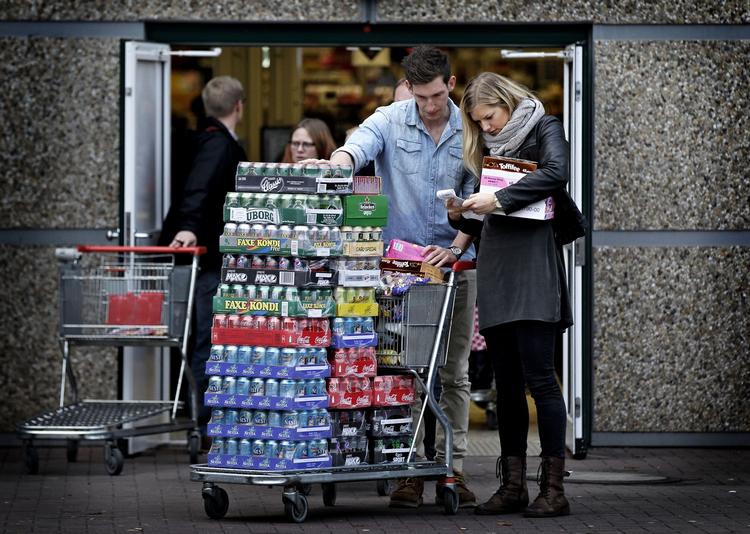 Grænseoverskridende. Danskerne lægger årligt omkring 12 milliarder kroner i butikkerne på den anden side af grænsen, mens vores nethandel med udlandet nu udgør 17 milliarder. 