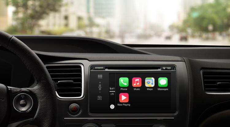 SKÆRM. Med Apples nye CarPlay-system kan du få adgang til din iPhones eller iPads styresystem direkte fra touchskærmen i bilen. I første omgang i biler fra Ferrari, Mercedes og Volvo. (Foto: PR/Apple) 