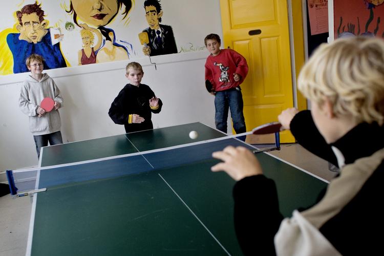 Skolereform. Flere kommuner sætter priserne ned på skolefritidsordningerne, når skoledagene 1. august bliver længere. 