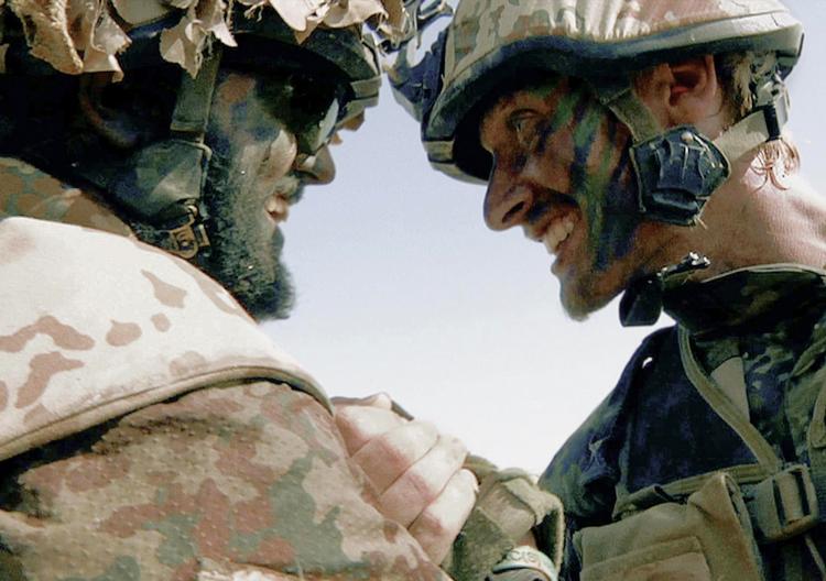 Krigsfilm. En prestigefyldt kritikerpris i Cannes i 2010 og bl.a. også en emmybelønning har den danske instruktør Janus Metz' roste film 'Armadillo' om Danmarks krigsdeltagelse i Afghanistan modtaget. 