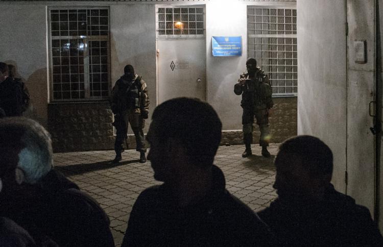 Prorussiske soldater og aktivister foran den ukrainske flådes hovedkvarter i Sevastopol på Krim. 