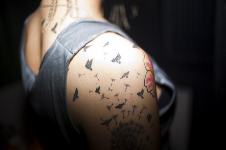 Mange unge kvinder får lavet et såkaldt chest piece - en tatovering fra skulder til skulder hen over den øvre del af brystkassen – som er synlig, selv med en ikke særlig nedringet bluse. 