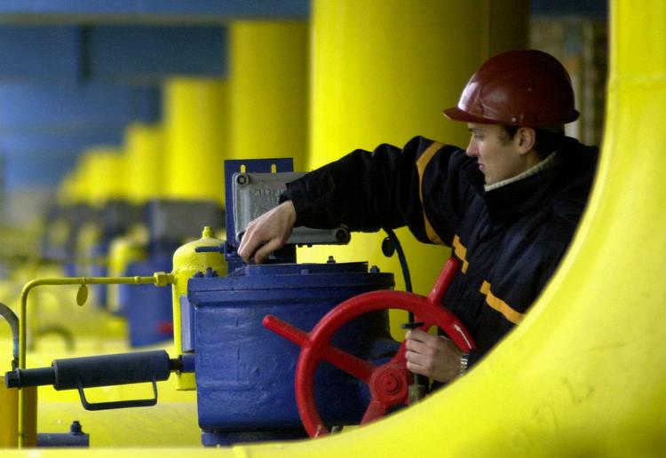 GASFORSYNING. Arbejder ved gasanlæg ud for Kijev i Ukraine. Nu vil landet betale en stor del af sin regning for leverancer fra det russiske selskab Gazprom. 