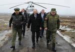 magtdemonstration. Vladimir Putin fotograferet i går sammen med blandt andet forsvarsminister Sergei Shoigu (tv.) og kommandøren af det vestlige russiske distrikt, Anatoly Sidorov (th.) 