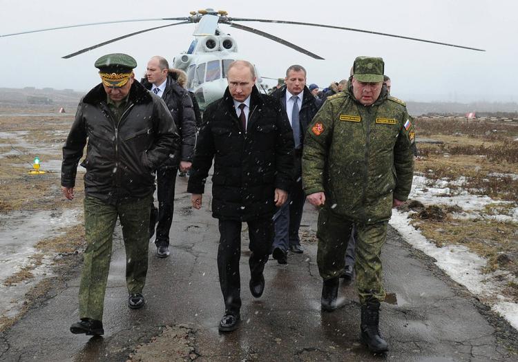 magtdemonstration. Vladimir Putin fotograferet i går sammen med blandt andet forsvarsminister Sergei Shoigu (tv.) og kommandøren af det vestlige russiske distrikt, Anatoly Sidorov (th.) 
