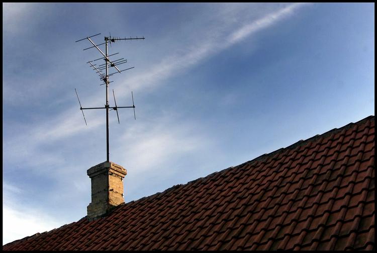 signalstøj. De fleste københavnere har hidtil været nødt til at installere sådan en fætter, hvis de ville se ordentligt antenne-tv. Nu skrues der op for sendestyrken, så man skulle kunne nøjes med en stueantenne. 