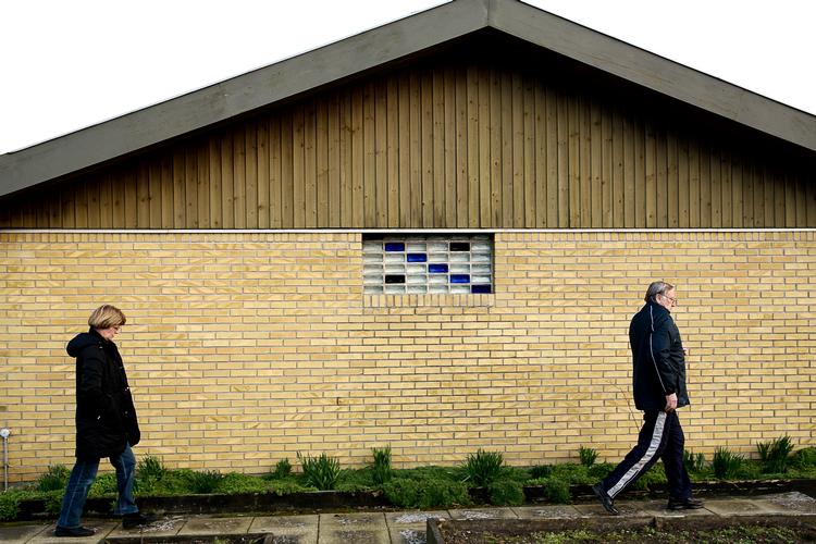salgsbevær. Bente og Steen Johansen har sat prisen på deres hus ned tre gange, og der har været kunder, men de kan ikke låne pengene. 