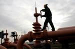 Energiafhængighed. En ungarsk arbejder drejer på hanerne med russisk gas, der via Ukraine forsyner en række europæiske lande. (arkiv) 