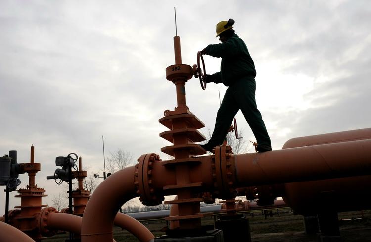 Energiafhængighed. En ungarsk arbejder drejer på hanerne med russisk gas, der via Ukraine forsyner en række europæiske lande. (arkiv) 