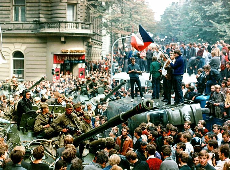 21. august 1968 gik styrker fra Sovjetunionen, DDR, Polen, Ungarn og Bulgarien ind i Tjekkoslovakiet. 