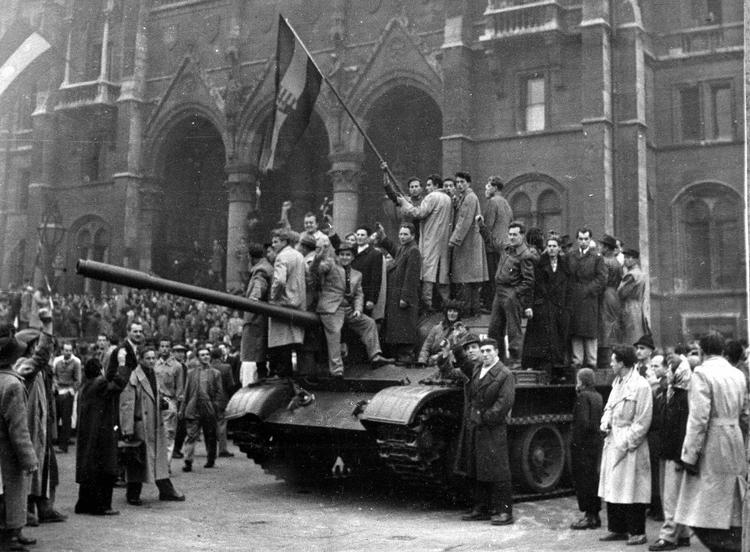 Ungarnske militssoldater har erobret en sovjettisk kampvogn. 