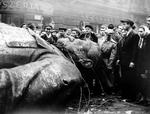 Demonstranter gik gennem gaderne i Budapest og statuen af Josef Stalin blev væltet omkuld. 