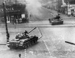 Den 25. oktober skød sovjetiske kampvogne og den forhadte Statssikkerhedstjeneste direkte ind i en fredelig forsamling på Parlamentspladsen. Massakren udløste blodige gadekampe, der nu også blev rettet mod de sovjetiske kampvogne, som oprørerne i stort tal satte ud af spillet med benzinbomber 