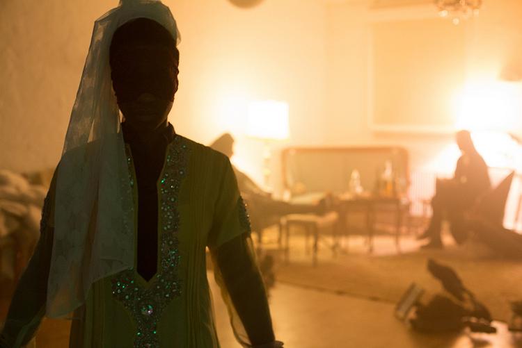 Forsøg. Både lærere og elever på HF &amp; VUC Fyn får rykket ved deres grænser i disse uger. Her ses en blændet performer i skolens store sal. 