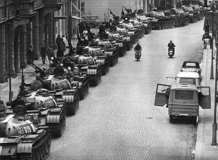 Massivt opbud af kampvogne i Prags gader. 