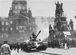 En kampvogn fra Warszawapagten på gaden i Prag. 