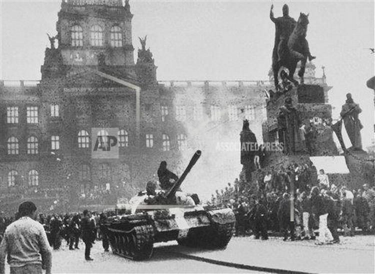 En kampvogn fra Warszawapagten på gaden i Prag. 