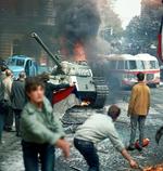 Demonstrander angreb nogle af kampvognene med molotivcoctails. 