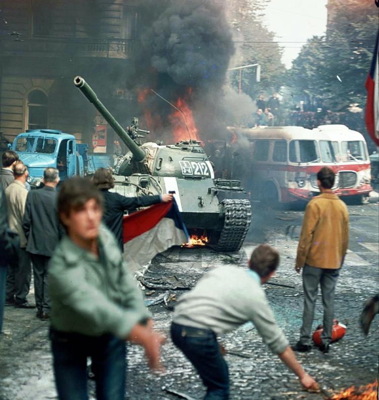 Demonstrander angreb nogle af kampvognene med molotivcoctails. 