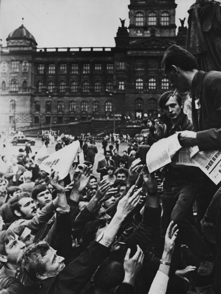 Der deles 'frie' aviser ud på Wascelas pladsen i det centrale Prag 24. august. 