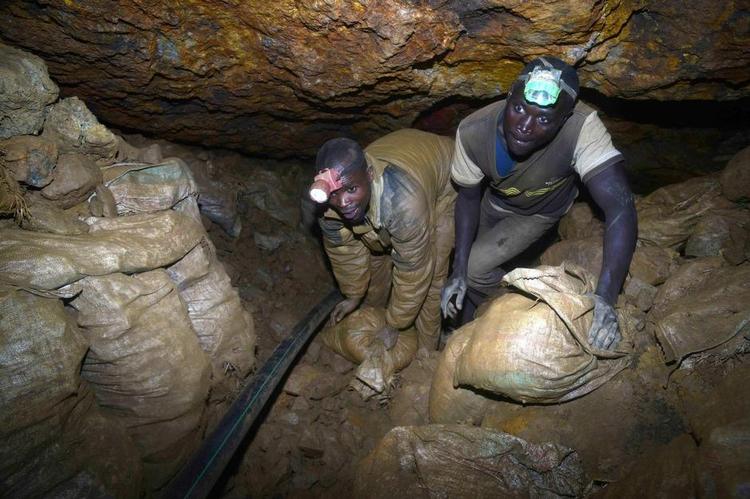 Minder. Apple er træt af at blive beskyldt for at bruge mineraler, som kommer fra konfliktområder som denne mine i Goma i DR Congo. 