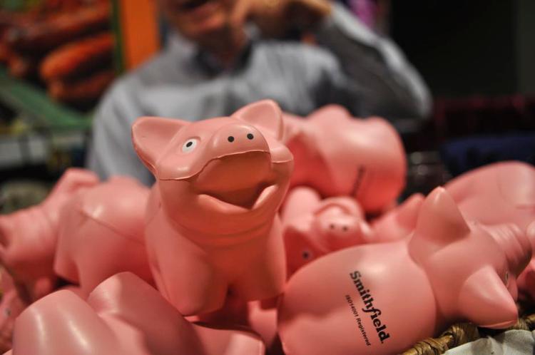 stress. USA's største producent af svinekød, Smithfield, er nu på kinesiske hænder. Firmaets småfigurer til afstressning er dog stadig et hit blandt amerikanere. 