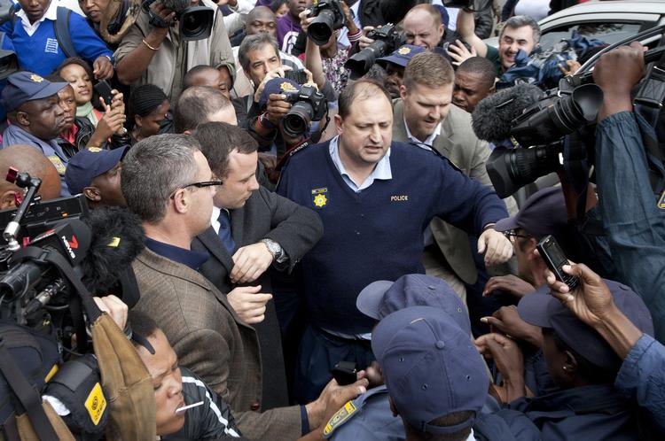 Pistorius-retssag. Der er massivt medieopbud til retssagen, hvor den tidligere atletikstjerne Oscar Pistorius blandt andet står anklaget for at have skudt og dræbt sin daværende kæreste. 