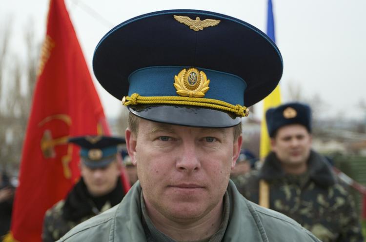 Internationalt. Den ukrainske oberst Yuri Mamchur, som i dag mødte en del pressefolk foran Belbek-basen på Krim. 