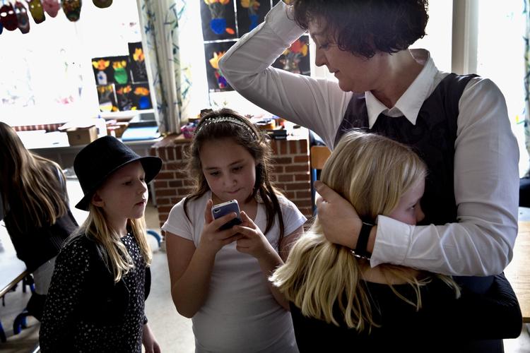 PRISVINDER.Sidste år vandt lærerteamet Sofie og Iben fra Herstedlund Skole i Albertslund Politikens Undervisingspris. Her ses Iben med elever fra 3.z. 