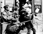 Medlemmer af en lokal milits skyder mod de sovjettiske tropper i Budapest 2. november  1956. 