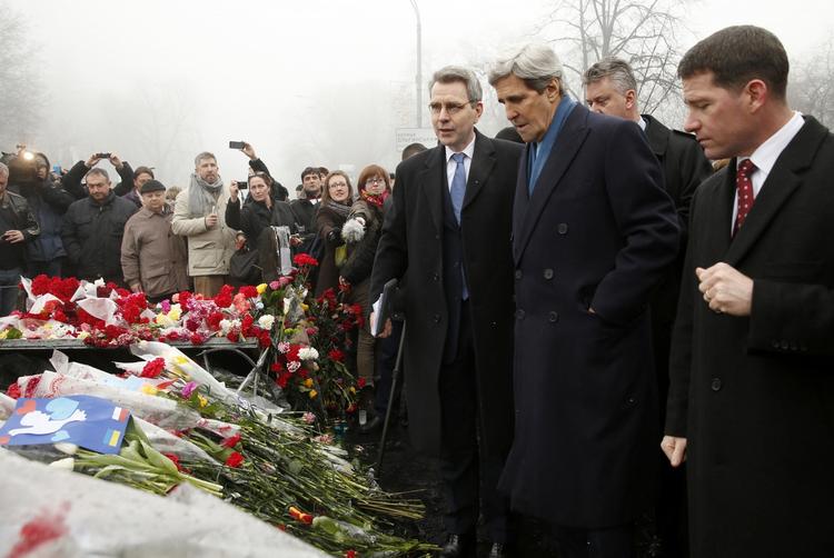 besøg. USA's udenrigsminister John Kerry har ii dag været på besøg i Ukraines hovedstad Kijev. Her har han drøftet landets situation med den fungerende overgangsregering. Her har Kerry lagt vejen forbi det sted i Kijev, hvor de knap 100, der blev dræbt under urolighederne i Kijev for nylig, bliver mindet. 