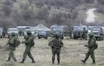 vagt. Pro-russiske soldater holder vagt ved en ukrainsk militærbase Perevalne på Krim. 