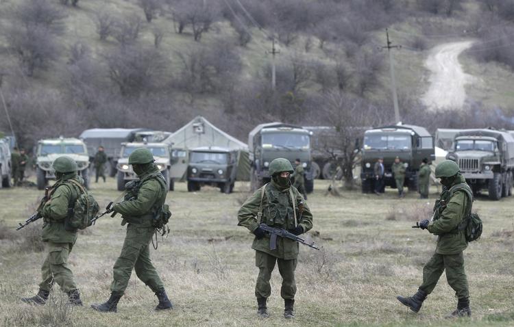 vagt. Pro-russiske soldater holder vagt ved en ukrainsk militærbase Perevalne på Krim. 