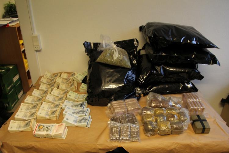 Narkokrig. På et år har politiet beslaglagt omkring 1,6 ton hash på Christiania. Her er det fangsten efter en aktion i november, blandt andet  512.000 kroner i kontanter og 2,5 kg. hash. 