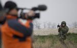 KONFLIKT. Russisk soldat truer civil kameramand med et raketstyr ud for en ukrainsk luftbase i Belbek på Krim. 