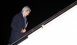 UKRAINEBESØG. Udenrigsminister John Kerry fra USA stiger om bord i et fly på vej mod Kijev. 
