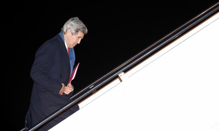 UKRAINEBESØG. Udenrigsminister John Kerry fra USA stiger om bord i et fly på vej mod Kijev. 