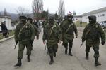 MILITÆRINDSATS. Russere i militæruniformer patruljere ved den ukrainske kaserne i Perevalne. 