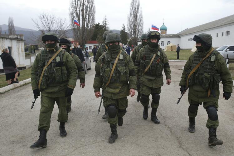 MILITÆRINDSATS. Russere i militæruniformer patruljere ved den ukrainske kaserne i Perevalne. 