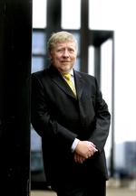 beroligende. Peter Lybecker har hidtil holdt overordentlig lav profil i medierne, men nu forsøger Nets formand at mane al uro i forbindelse med salget af Nets i jorden. 