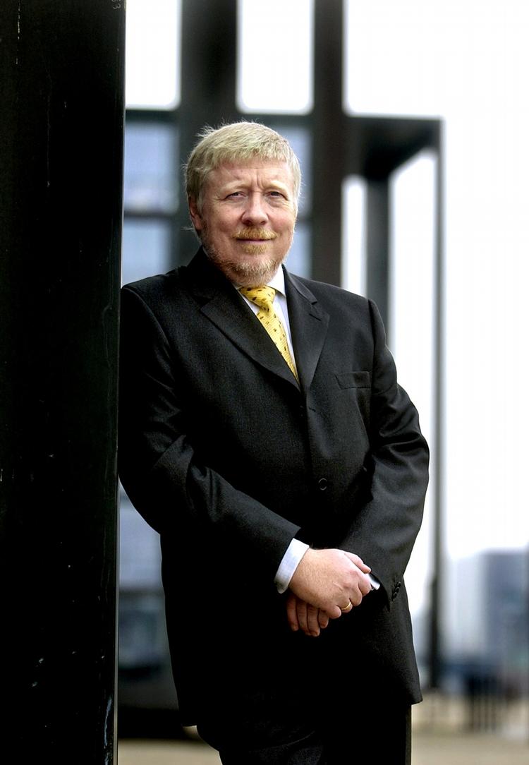 beroligende. Peter Lybecker har hidtil holdt overordentlig lav profil i medierne, men nu forsøger Nets formand at mane al uro i forbindelse med salget af Nets i jorden. 