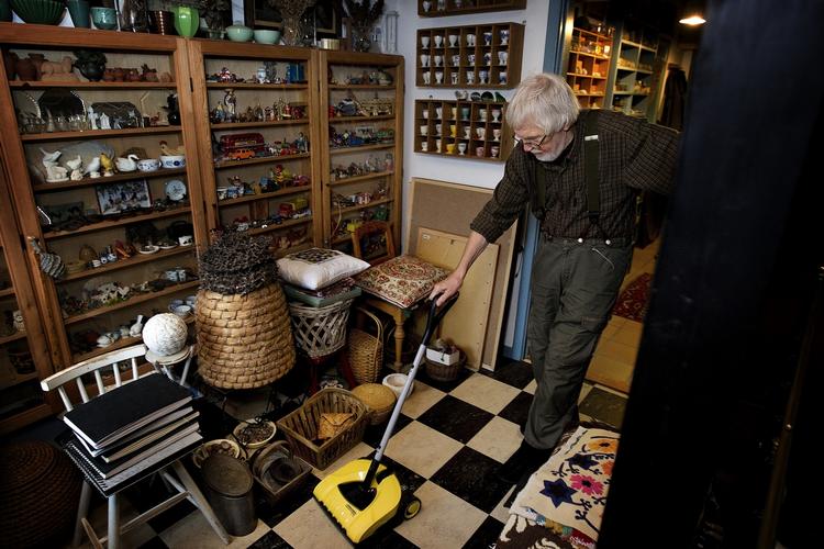 Hjemmehjælp. Penge til ældre går ikke i tilstrækkelig grad til rengøring og hjælp til pleje af ældre. 