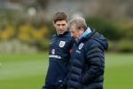 Palnlægningsmøde. Manager Roy Hodgson i samtale med kaptajnen Steven Gerrard. 