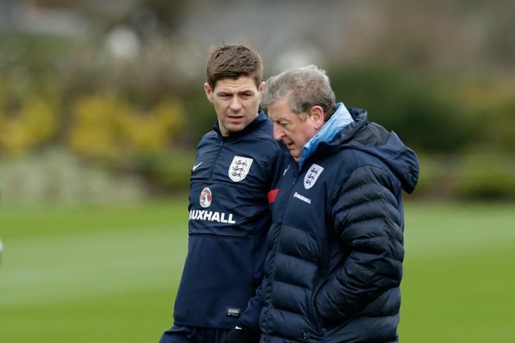 Palnlægningsmøde. Manager Roy Hodgson i samtale med kaptajnen Steven Gerrard. 
