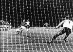 LEGENDARISK. Danmarks seneste mål på Wembley scorede Allan Simonsen på straffespark mod Peter Shilton i 1983. 